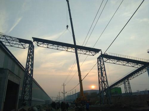 銅煤公司承建的美鑫氧化鋁1#、2#倉(cāng)庫(kù)工程桁架成功實(shí)現(xiàn)合攏施工