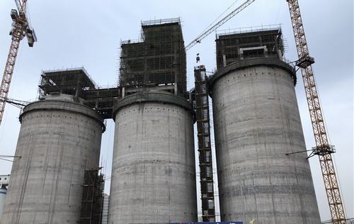 陜煤建設韓城分公司土建九項目部紅柳林煤礦選煤廠2號產(chǎn)品倉工程順利封頂