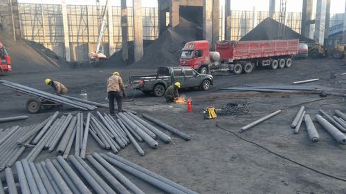 陜煤建設(shè)韓城分公司安裝六項(xiàng)目部年末奮力沖刺桑樹坪礦儲煤場鋼網(wǎng)架封閉工程受好評