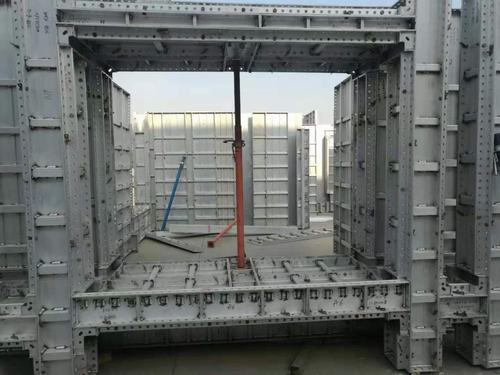 陜煤建設(shè)韓城分公司學(xué)習(xí)觀摩鋁膜板新技術(shù)、新材料應(yīng)用