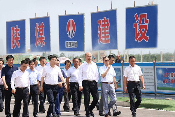 陜西省委副書(shū)記、省長(zhǎng)劉國(guó)中一行深入陜煤建設(shè)渭南分公司南京金龍電動(dòng)車(chē)項(xiàng)目視察工作