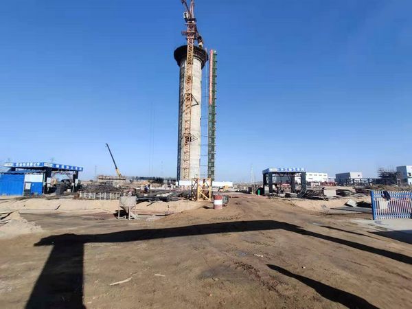 陜煤建設(shè)天工公司土建五部承建的儲(chǔ)煤場落煤筒滑模施工一次性澆筑完成