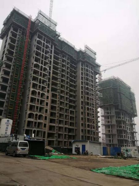 陜煤建設(shè)天工公司承建的大陸橋置業(yè)18#、19#住宅樓順利封頂