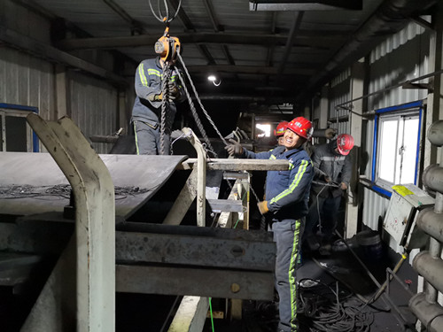 陜煤建設(shè)機電安裝公司奮戰(zhàn)48小時更換小保當?shù)V7條膠帶