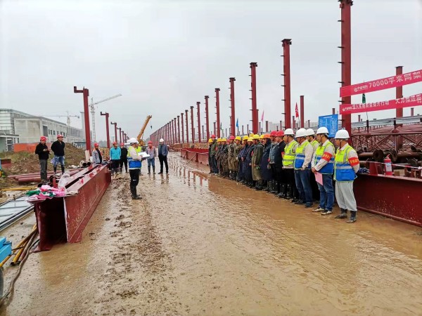 陜煤建設(shè)渭南分公司承建的南京金龍純電動(dòng)商用車建設(shè)項(xiàng)目總裝車間7萬平米超危大網(wǎng)架工程順利頂升
