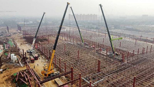 陜煤建設(shè)渭南分公司南京金龍電動(dòng)商用車建設(shè)項(xiàng)目總裝車間五、六區(qū)網(wǎng)架頂升工程順利吊裝完成