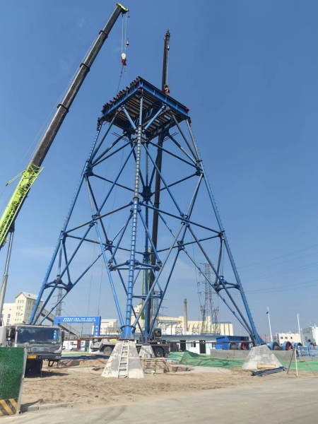 陜煤建設(shè)礦建三公司袁大灘礦二號回風立井井架順利起立