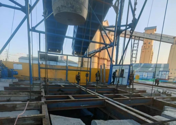 陜煤建設(shè)礦建三公司袁大灘礦二號(hào)回風(fēng)立井封口盤、吊盤安裝順利完成
