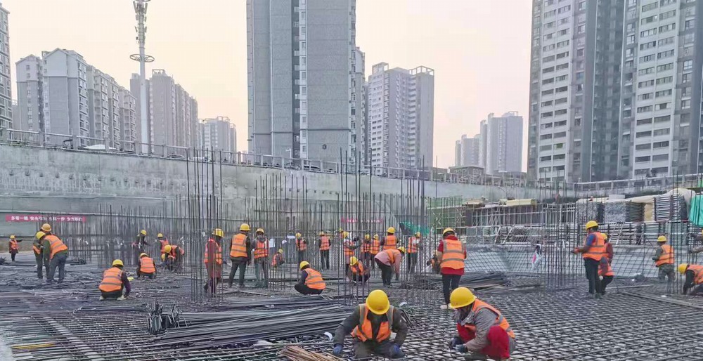 陜煤建設(shè)新龍城直屬項目部：國慶假日不打烊，熱火朝天忙生產(chǎn)
